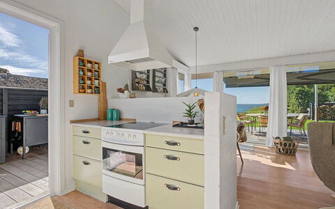 Daike - 25M from the Sea: Cuisine, Comptoir, Sol, Meubles, Design Intérieur, Cabinetry, Appareil De Cuisine, Sol, Bois, Principaux Appliance