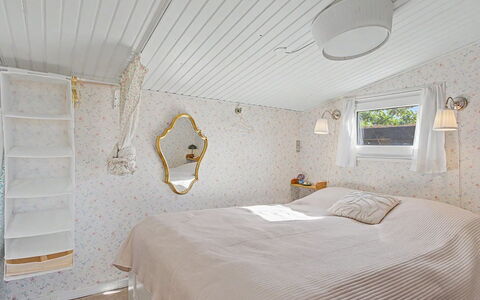 Daike - 25M from the Sea: Design Intérieur, Chambre, Plafond, Éclairage, Luminaire, Sol, Sol, Lit, Pièce, Domicile