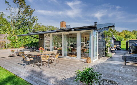 Daike - 25M from the Sea: Bois, Domicile, Maison, Arbuste, Toit, Chalet, Porte, Pot De Fleur, Jardin