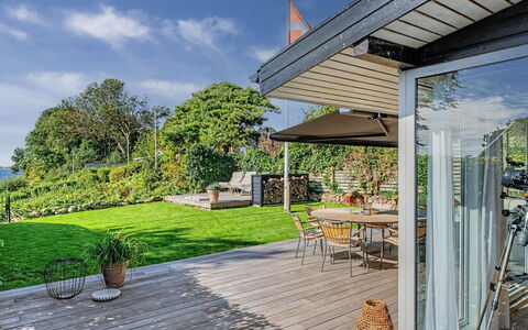 Daike - 25M from the Sea: Arbuste, Domicile, Toit, Maison, Jardin, Lot Terre, Porche, Couverture De Sol, Ombre