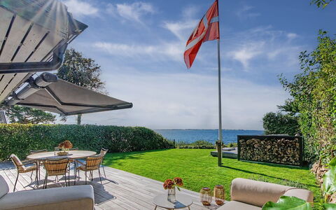 Daike - 25M from the Sea: Mer, Pelouse, Jardin, Océan, Mobilier De Jardin, Côte, Aménagement Paysager, Ombre, Tropiques, Parapluie