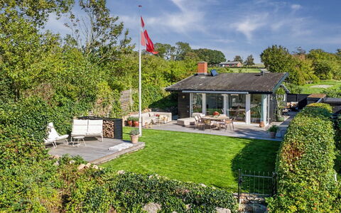 Daike - 25M from the Sea: Maison, Arbuste, Domicile, Toit, Jardin, Chalet, Zone Résidentielle, Lot Terre, Couverture De Sol