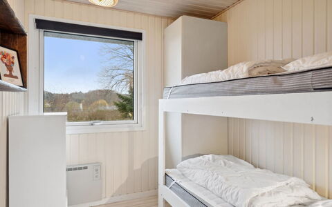 Arho - 75M from the Sea: Bois, Chambre, Lit, Literie, Drap De Lit, Domicile, Cadre De Lit, Tache De Bois, Dur, Planche
