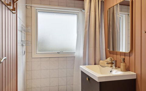 Arho - 75M from the Sea: Mur, Design Intérieur, Luminaire Plomberie, Sol, Bois, Sol, Salle De Bains, Lavabo, Évier, Plomberie