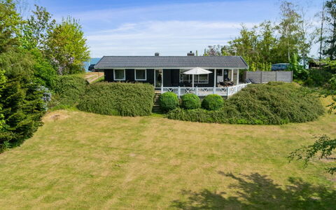 Arho - 75M from the Sea: Maison, Arbuste, Domicile, Toit, Chalet, Biens, Ferme, Aménagement Paysager, Pelouse, Porche