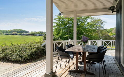 Arho - 75M from the Sea: Toit, Maison, Lot Terre, Domicile, Chalet, Biens, Batiments Jardin, Ombre, Cabane En Rondins, Aménagement Paysager