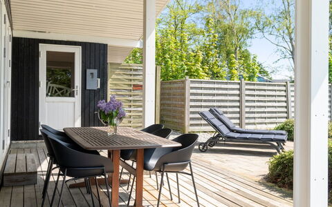 Arho - 75M from the Sea: Toit, Maison, Lot Terre, Domicile, Chalet, Biens, Batiments Jardin, Ombre, Cabane En Rondins, Aménagement Paysager