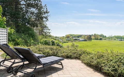 Arho - 75M from the Sea: Toit, Maison, Lot Terre, Domicile, Chalet, Biens, Batiments Jardin, Ombre, Cabane En Rondins, Aménagement Paysager