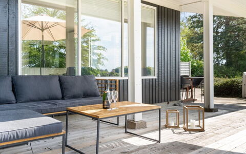 Arho - 75M from the Sea: Toit, Maison, Lot Terre, Domicile, Chalet, Biens, Batiments Jardin, Ombre, Cabane En Rondins, Aménagement Paysager