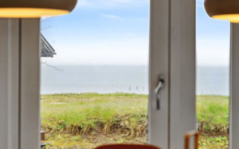 Arho - 75M from the Sea: Toit, Maison, Lot Terre, Domicile, Chalet, Biens, Batiments Jardin, Ombre, Cabane En Rondins, Aménagement Paysager