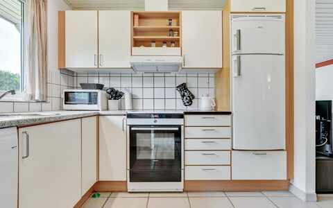 Emly - 1.1Km from the Sea: Appareil De Cuisine, Cuisine, Principaux Appliance, Comptoir, Sol, Design Intérieur, Bois, Cabinetry, Électroménager, Sol