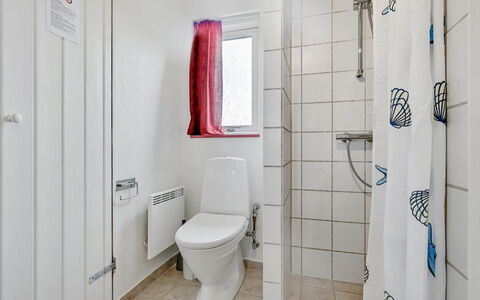 Emly - 1.1Km from the Sea: Sol, Sol, Luminaire Plomberie, Design Intérieur, Salle De Bains, Plomberie, Toilette, Pièce, Évier, Plafond