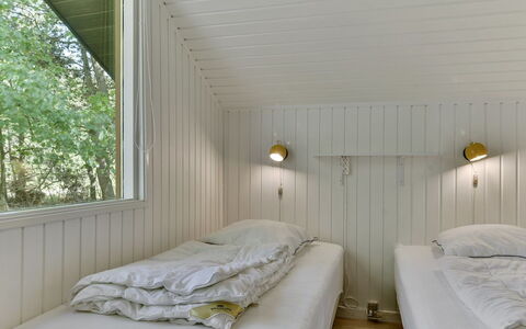 Osa - 150M from the Sea: Mur, Bois, Plafond, Sol, Design Intérieur, Sol, Chambre, Lit, Pièce, Literie