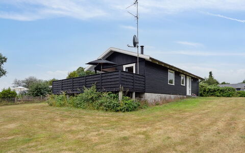 Bridgette - 100M from the Sea: Bois, Tache De Bois, Planche, Dur, Chalet, Plate-Forme, Siding, Ombre, Parquet, Batiments Jardin