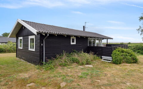 Bridgette - 100M from the Sea: Bois, Tache De Bois, Planche, Dur, Chalet, Plate-Forme, Siding, Ombre, Parquet, Batiments Jardin