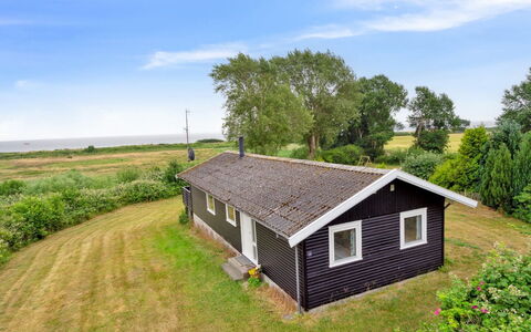 Bridgette - 100M from the Sea: Bois, Tache De Bois, Planche, Dur, Chalet, Plate-Forme, Siding, Ombre, Parquet, Batiments Jardin