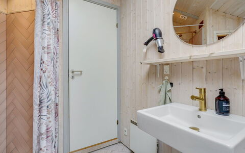 Ely - 300M from the Sea: Mur, Sol, Bois, Luminaire Plomberie, Sol, Design Intérieur, Salle De Bains, Plafond, Lavabo, Évier