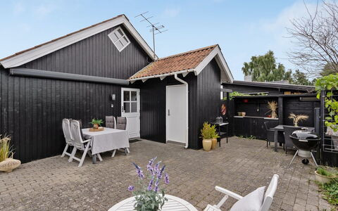 Ajvi - 50M from the Sea: Bois, Toit, Maison, Domicile, Chalet, Porte, Architecture, Zone Résidentielle, Siding, Jardin