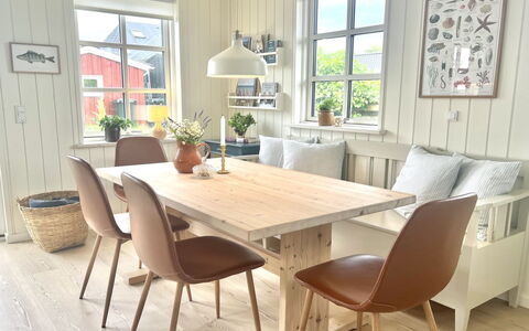 Ajvi - 50M from the Sea: Meubles, Sol, Design Intérieur, Sol, Parquet, Bois, Table, Table Cuisine Et Salle A Manger, Salle À Manger, Chaise