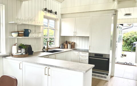 Ajvi - 50M from the Sea: Cuisine, Comptoir, Sol, Meubles, Design Intérieur, Cabinetry, Bois, Appareil De Cuisine, Sol, Plafond