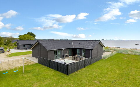Eino - 30M from the Sea: Bois, Toit, Domicile, Maison, Architecture, Siding, Lot Terre, Chalet, Cabanon, Batiments Jardin