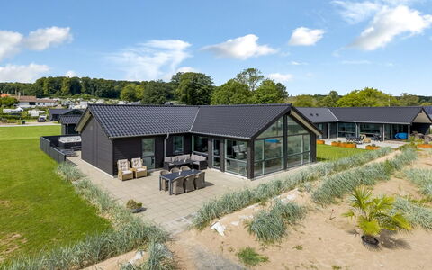 Eino - 30M from the Sea: Bois, Toit, Domicile, Maison, Architecture, Siding, Lot Terre, Chalet, Cabanon, Batiments Jardin