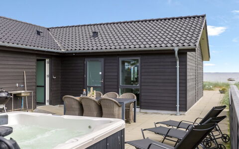 Eino - 30M from the Sea: Bois, Toit, Domicile, Maison, Architecture, Siding, Lot Terre, Chalet, Cabanon, Batiments Jardin