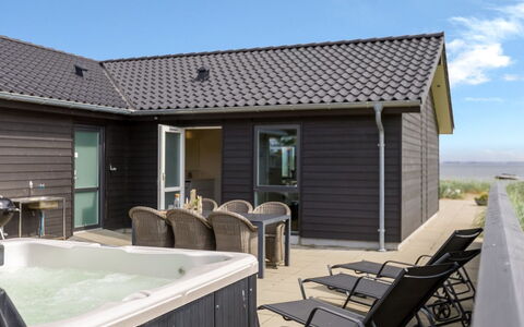 Eino - 30M from the Sea: Bois, Toit, Domicile, Maison, Architecture, Siding, Lot Terre, Chalet, Cabanon, Batiments Jardin