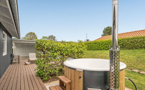Ankarl - 700M from the Sea: Toit, Maison, Domicile, Chalet, Porte, Siding, Plate-Forme, Porche, Planche, Dur