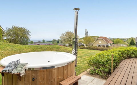 Ankarl - 700M from the Sea: Toit, Maison, Domicile, Chalet, Porte, Siding, Plate-Forme, Porche, Planche, Dur