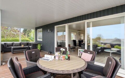 Ankarl - 700M from the Sea: Toit, Maison, Domicile, Chalet, Porte, Siding, Plate-Forme, Porche, Planche, Dur