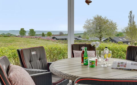 Ankarl - 700M from the Sea: Toit, Maison, Domicile, Chalet, Porte, Siding, Plate-Forme, Porche, Planche, Dur