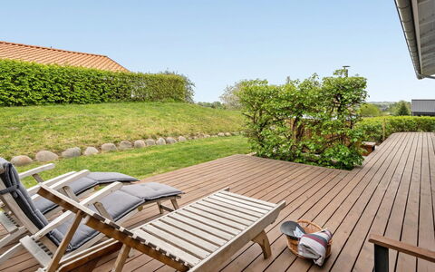 Ankarl - 700M from the Sea: Toit, Maison, Domicile, Chalet, Porte, Siding, Plate-Forme, Porche, Planche, Dur