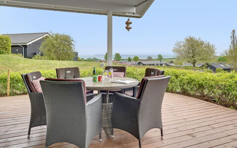 Ankarl - 700M from the Sea: Toit, Maison, Domicile, Chalet, Porte, Siding, Plate-Forme, Porche, Planche, Dur