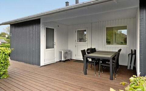 Ankarl - 700M from the Sea: Toit, Maison, Domicile, Chalet, Porte, Siding, Plate-Forme, Porche, Planche, Dur