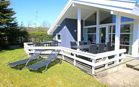 Aaran - 300M from the Sea: Bleu, Arbuste, Chalet, Couverture De Sol, Jardin, Biens, Ombre, Aménagement Paysager, Ferme, Eco Hôtel