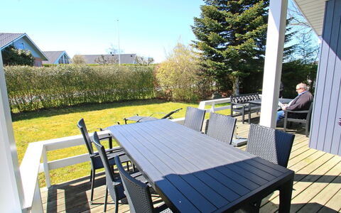Aaran - 300M from the Sea: Bleu, Arbuste, Chalet, Couverture De Sol, Jardin, Biens, Ombre, Aménagement Paysager, Ferme, Eco Hôtel