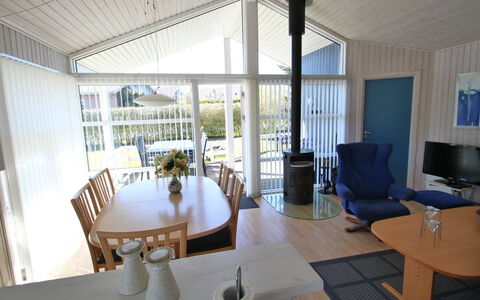 Aaran - 300M from the Sea: Maison, Toit, Domicile, Chalet, Arbuste, Couverture De Sol, Biens, Ferme, Siding, Batiments Jardin