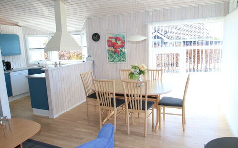 Aaran - 300M from the Sea: Maison, Toit, Domicile, Chalet, Arbuste, Couverture De Sol, Biens, Ferme, Siding, Batiments Jardin