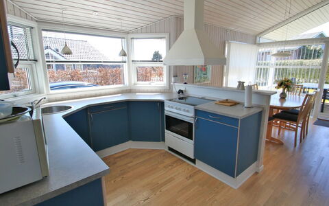 Aaran - 300M from the Sea: Maison, Toit, Domicile, Chalet, Arbuste, Couverture De Sol, Biens, Ferme, Siding, Batiments Jardin