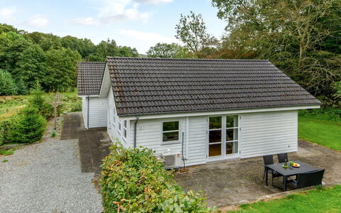 Bjerund - 250M from the Sea: Bleu, Arbuste, Chalet, Couverture De Sol, Jardin, Biens, Ombre, Aménagement Paysager, Ferme, Eco Hôtel