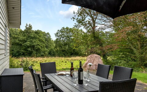 Bjerund - 250M from the Sea: Bleu, Arbuste, Chalet, Couverture De Sol, Jardin, Biens, Ombre, Aménagement Paysager, Ferme, Eco Hôtel