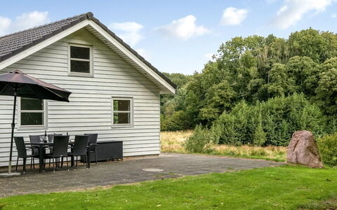Bjerund - 250M from the Sea: Bleu, Arbuste, Chalet, Couverture De Sol, Jardin, Biens, Ombre, Aménagement Paysager, Ferme, Eco Hôtel