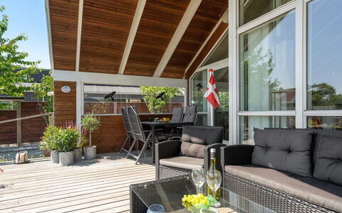 Kaike - 100M from the Sea: Maison, Toit, Domicile, Chalet, Biens, Ferme, Villa, Porche, Siding
