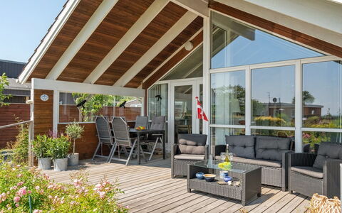 Kaike - 100M from the Sea: Bleu, Arbuste, Chalet, Couverture De Sol, Jardin, Biens, Ombre, Aménagement Paysager, Ferme, Eco Hôtel