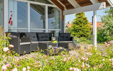 Kaike - 100M from the Sea: Bleu, Arbuste, Chalet, Couverture De Sol, Jardin, Biens, Ombre, Aménagement Paysager, Ferme, Eco Hôtel