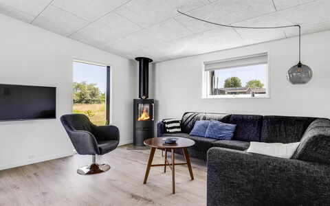 Klarin - 350M from the Sea: Sol, Sol, Design Intérieur, Plafond, Salon, Électroménager, Parquet, Luminaire, Matériau Naturel
