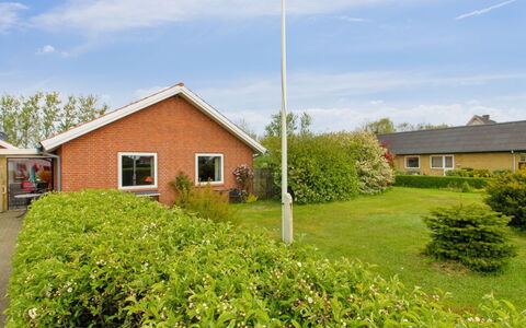 Fiola - 20Km from the Sea: Herbe, Arbuste, Lot Terre, Pelouse, Jardin, Chalet, Aménagement Paysager, Allée, Biens, Cour