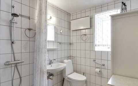 Fiola - 20Km from the Sea: Salle De Bains, Luminaire Plomberie, Lavabo, Design Intérieur, Toilette, Évier, Sol, Siège De Toilette, Sol, Plomberie