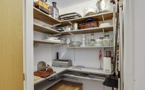 Fiola - 20Km from the Sea: Étagère, Rayonnage, Cuisine, Meubles, Cabinetry, Pièce, Appareil De Cuisine, Placard, Principaux Appliance, Comptoir